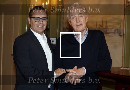 Amsterdam 21 februari 2022
Andre v Duin met zijn nieuwe partner Ferando in zijn eigen bruine cafe thuis.