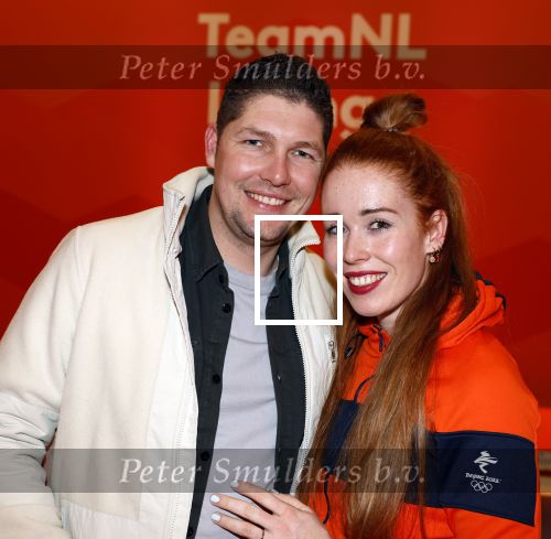 Schiphol 21 februari 2022
De olympische sporters en medaille winnaars komen terug uit Peking en worden gehuldigd in het Hilton Hotel. Antoinette de Jong met verloofde / vriend