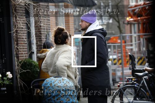 Amsterdam 15 februari 2022
Birgit Schuurman en haar vriend Sander v Haarlem  achter de kinderwagen met daarin hun zoontje Jimi in Amsterdam Zuid