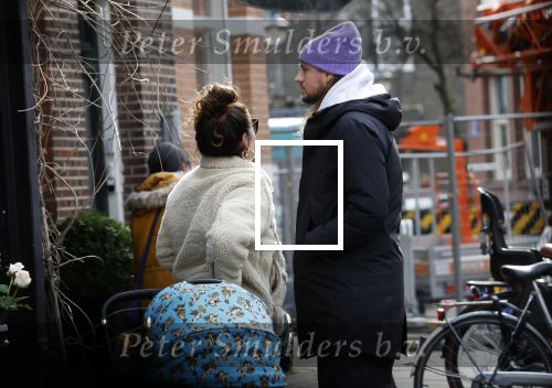Amsterdam 15 februari 2022
Birgit Schuurman en haar vriend Sander v Haarlem  achter de kinderwagen met daarin hun zoontje Jimi in Amsterdam Zuid