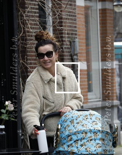 Amsterdam 15 februari 2022
Birgit Schuurman en haar vriend Sander v Haarlem  achter de kinderwagen met daarin hun zoontje Jimi in Amsterdam Zuid