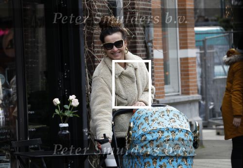 Amsterdam 15 februari 2022
Birgit Schuurman en haar vriend Sander v Haarlem  achter de kinderwagen met daarin hun zoontje Jimi in Amsterdam Zuid