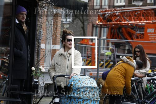 Amsterdam 15 februari 2022
Birgit Schuurman en haar vriend Sander v Haarlem  achter de kinderwagen met daarin hun zoontje Jimi in Amsterdam Zuid