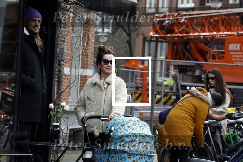 Amsterdam 15 februari 2022
Birgit Schuurman en haar vriend Sander v Haarlem  achter de kinderwagen met daarin hun zoontje Jimi in Amsterdam Zuid