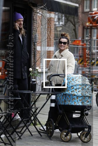Amsterdam 15 februari 2022
Birgit Schuurman en haar vriend Sander v Haarlem  achter de kinderwagen met daarin hun zoontje Jimi in Amsterdam Zuid