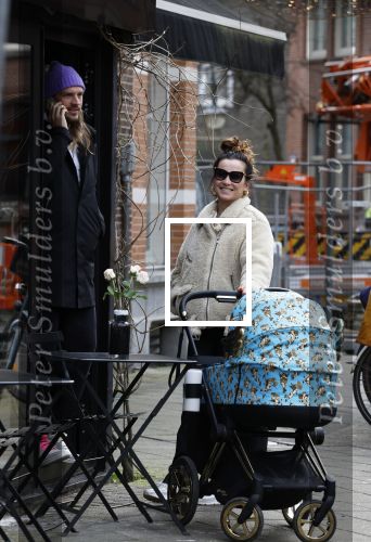 Amsterdam 15 februari 2022
Birgit Schuurman en haar vriend Sander v Haarlem  achter de kinderwagen met daarin hun zoontje Jimi in Amsterdam Zuid