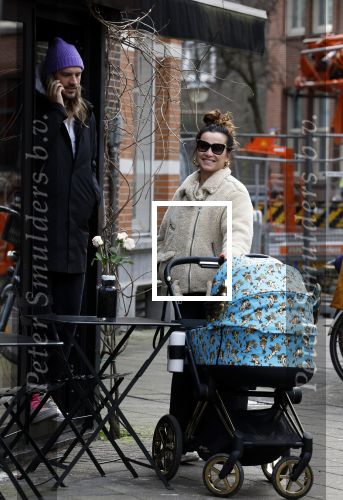 Amsterdam 15 februari 2022
Birgit Schuurman en haar vriend Sander v Haarlem  achter de kinderwagen met daarin hun zoontje Jimi in Amsterdam Zuid