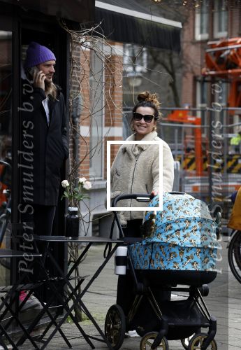 Amsterdam 15 februari 2022
Birgit Schuurman en haar vriend Sander v Haarlem  achter de kinderwagen met daarin hun zoontje Jimi in Amsterdam Zuid