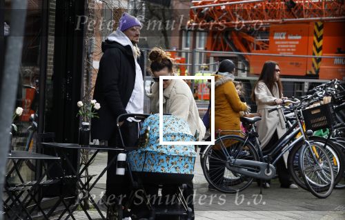 Amsterdam 15 februari 2022
Birgit Schuurman en haar vriend Sander v Haarlem  achter de kinderwagen met daarin hun zoontje Jimi in Amsterdam Zuid