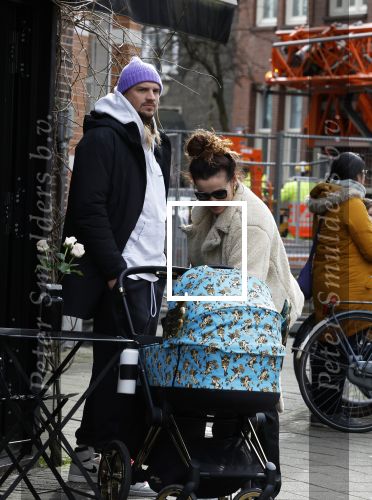 Amsterdam 15 februari 2022
Birgit Schuurman en haar vriend Sander v Haarlem  achter de kinderwagen met daarin hun zoontje Jimi in Amsterdam Zuid