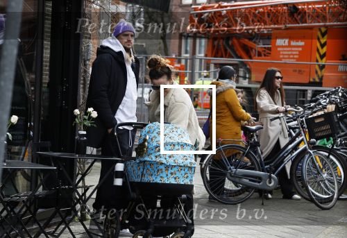Amsterdam 15 februari 2022
Birgit Schuurman en haar vriend Sander v Haarlem  achter de kinderwagen met daarin hun zoontje Jimi in Amsterdam Zuid