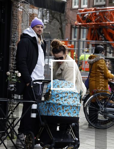 Amsterdam 15 februari 2022
Birgit Schuurman en haar vriend Sander v Haarlem  achter de kinderwagen met daarin hun zoontje Jimi in Amsterdam Zuid