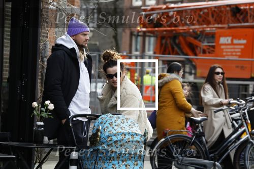 Amsterdam 15 februari 2022
Birgit Schuurman en haar vriend Sander v Haarlem  achter de kinderwagen met daarin hun zoontje Jimi in Amsterdam Zuid