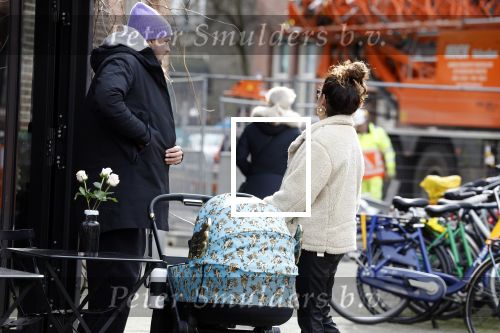 Amsterdam 15 februari 2022
Birgit Schuurman en haar vriend Sander v Haarlem  achter de kinderwagen met daarin hun zoontje Jimi in Amsterdam Zuid