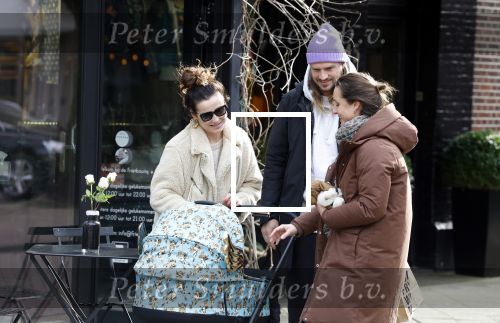 Amsterdam 15 februari 2022
Birgit Schuurman en haar vriend Sander v Haarlem  achter de kinderwagen met daarin hun zoontje Jimi in Amsterdam Zuid