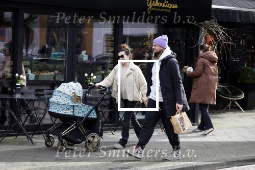 Amsterdam 15 februari 2022
Birgit Schuurman en haar vriend Sander v Haarlem  achter de kinderwagen met daarin hun zoontje Jimi in Amsterdam Zuid