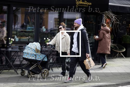 Amsterdam 15 februari 2022
Birgit Schuurman en haar vriend Sander v Haarlem  achter de kinderwagen met daarin hun zoontje Jimi in Amsterdam Zuid