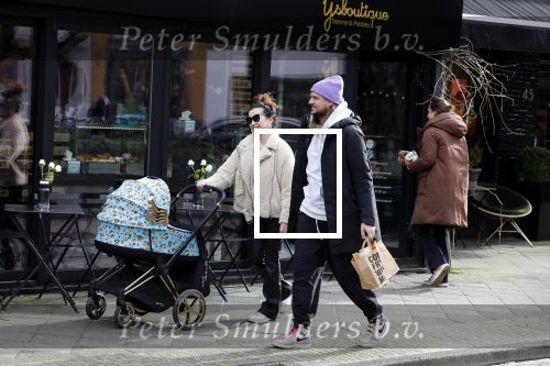 Amsterdam 15 februari 2022
Birgit Schuurman en haar vriend Sander v Haarlem  achter de kinderwagen met daarin hun zoontje Jimi in Amsterdam Zuid