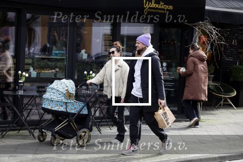 Amsterdam 15 februari 2022
Birgit Schuurman en haar vriend Sander v Haarlem  achter de kinderwagen met daarin hun zoontje Jimi in Amsterdam Zuid