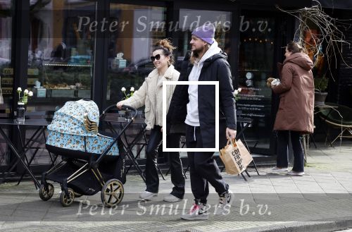Amsterdam 15 februari 2022
Birgit Schuurman en haar vriend Sander v Haarlem  achter de kinderwagen met daarin hun zoontje Jimi in Amsterdam Zuid