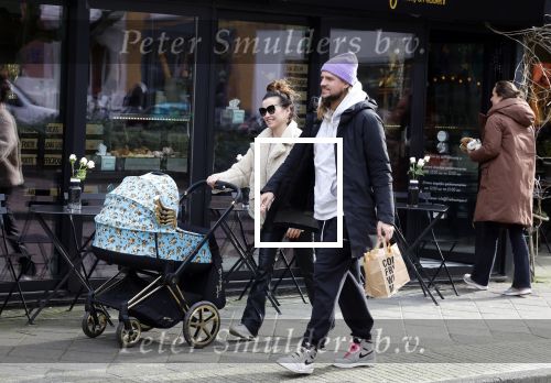 Amsterdam 15 februari 2022
Birgit Schuurman en haar vriend Sander v Haarlem  achter de kinderwagen met daarin hun zoontje Jimi in Amsterdam Zuid