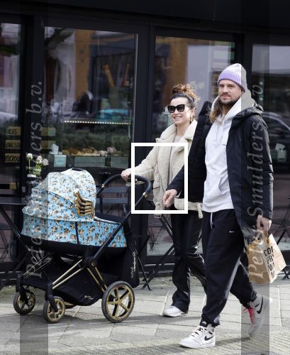 Amsterdam 15 februari 2022
Birgit Schuurman en haar vriend Sander v Haarlem  achter de kinderwagen met daarin hun zoontje Jimi in Amsterdam Zuid