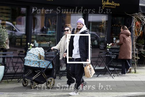 Amsterdam 15 februari 2022
Birgit Schuurman en haar vriend Sander v Haarlem  achter de kinderwagen met daarin hun zoontje Jimi in Amsterdam Zuid