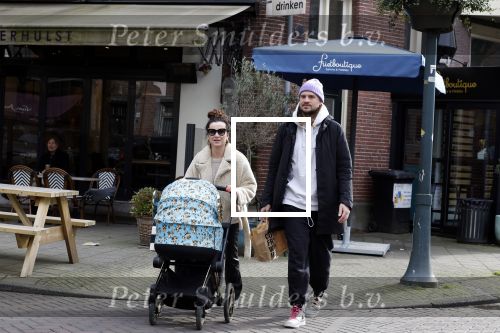 Amsterdam 15 februari 2022
Birgit Schuurman en haar vriend Sander v Haarlem  achter de kinderwagen met daarin hun zoontje Jimi in Amsterdam Zuid