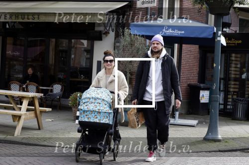 Amsterdam 15 februari 2022
Birgit Schuurman en haar vriend Sander v Haarlem  achter de kinderwagen met daarin hun zoontje Jimi in Amsterdam Zuid