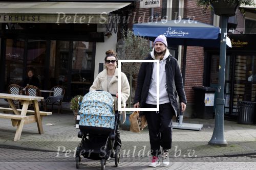 Amsterdam 15 februari 2022
Birgit Schuurman en haar vriend Sander v Haarlem  achter de kinderwagen met daarin hun zoontje Jimi in Amsterdam Zuid