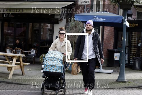 Amsterdam 15 februari 2022
Birgit Schuurman en haar vriend Sander v Haarlem  achter de kinderwagen met daarin hun zoontje Jimi in Amsterdam Zuid