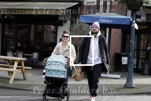 Amsterdam 15 februari 2022
Birgit Schuurman en haar vriend Sander v Haarlem  achter de kinderwagen met daarin hun zoontje Jimi in Amsterdam Zuid