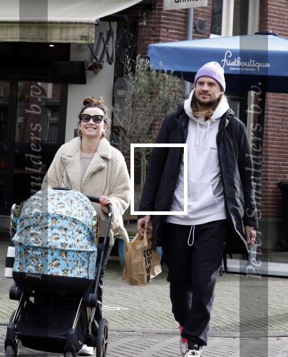 Amsterdam 15 februari 2022
Birgit Schuurman en haar vriend Sander v Haarlem  achter de kinderwagen met daarin hun zoontje Jimi in Amsterdam Zuid