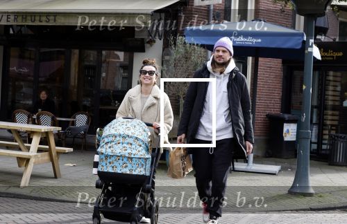 Amsterdam 15 februari 2022
Birgit Schuurman en haar vriend Sander v Haarlem  achter de kinderwagen met daarin hun zoontje Jimi in Amsterdam Zuid