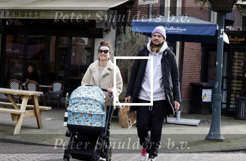 Amsterdam 15 februari 2022
Birgit Schuurman en haar vriend Sander v Haarlem  achter de kinderwagen met daarin hun zoontje Jimi in Amsterdam Zuid