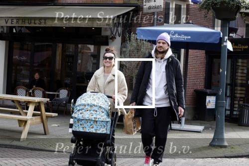 Amsterdam 15 februari 2022
Birgit Schuurman en haar vriend Sander v Haarlem  achter de kinderwagen met daarin hun zoontje Jimi in Amsterdam Zuid