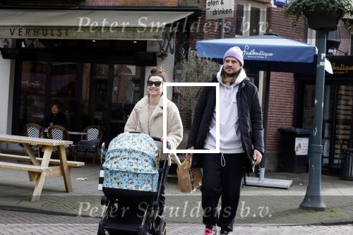 Amsterdam 15 februari 2022
Birgit Schuurman en haar vriend Sander v Haarlem  achter de kinderwagen met daarin hun zoontje Jimi in Amsterdam Zuid