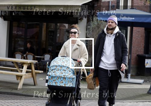 Amsterdam 15 februari 2022
Birgit Schuurman en haar vriend Sander v Haarlem  achter de kinderwagen met daarin hun zoontje Jimi in Amsterdam Zuid