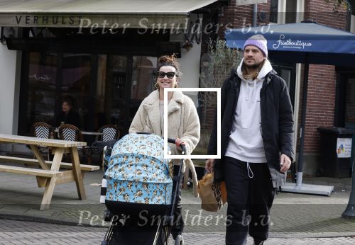Amsterdam 15 februari 2022
Birgit Schuurman en haar vriend Sander v Haarlem  achter de kinderwagen met daarin hun zoontje Jimi in Amsterdam Zuid