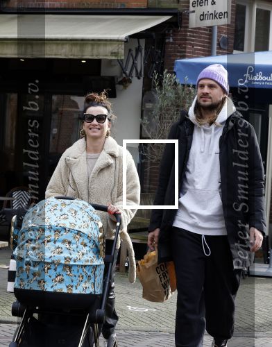 Amsterdam 15 februari 2022
Birgit Schuurman en haar vriend Sander v Haarlem  achter de kinderwagen met daarin hun zoontje Jimi in Amsterdam Zuid