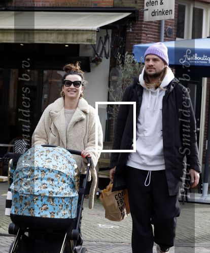 Amsterdam 15 februari 2022
Birgit Schuurman en haar vriend Sander v Haarlem  achter de kinderwagen met daarin hun zoontje Jimi in Amsterdam Zuid