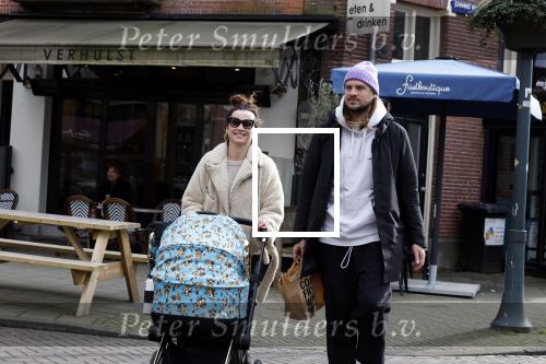 Amsterdam 15 februari 2022
Birgit Schuurman en haar vriend Sander v Haarlem  achter de kinderwagen met daarin hun zoontje Jimi in Amsterdam Zuid