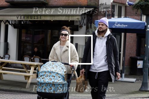 Amsterdam 15 februari 2022
Birgit Schuurman en haar vriend Sander v Haarlem  achter de kinderwagen met daarin hun zoontje Jimi in Amsterdam Zuid