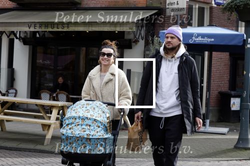 Amsterdam 15 februari 2022
Birgit Schuurman en haar vriend Sander v Haarlem  achter de kinderwagen met daarin hun zoontje Jimi in Amsterdam Zuid