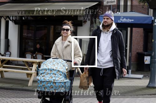 Amsterdam 15 februari 2022
Birgit Schuurman en haar vriend Sander v Haarlem  achter de kinderwagen met daarin hun zoontje Jimi in Amsterdam Zuid