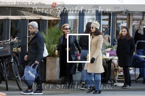 Amsterdam 26 februari 2022
Connie Witteman en haar dochter Constanza Breukhoven met kinderen in Biro in Amsterdam zuid