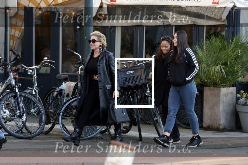 Amsterdam 26 februari 2022
Connie Witteman en haar dochter Constanza Breukhoven met kinderen in Biro in Amsterdam zuid