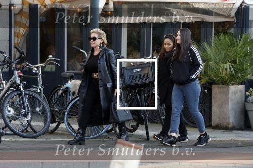 Amsterdam 26 februari 2022
Connie Witteman en haar dochter Constanza Breukhoven met kinderen in Biro in Amsterdam zuid
