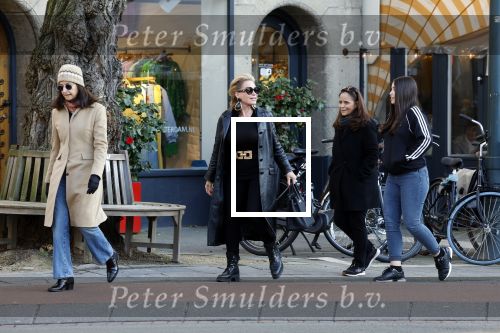 Amsterdam 26 februari 2022
Connie Witteman en haar dochter Constanza Breukhoven met kinderen in Biro in Amsterdam zuid