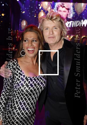 Amsterdam 22 februari 2022
Hans Klok viert zijn 53e verjaardag in the Harbour Club. Later op de avond vraagt hij zijn partner Dann v Ling ten huwelijk. Esther Oosterbeek en Anita Heilker